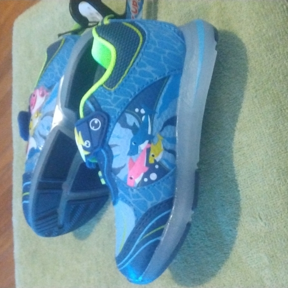 Brand new baby shark shoes kids (size 8) light-ups - Picture 4 of 5